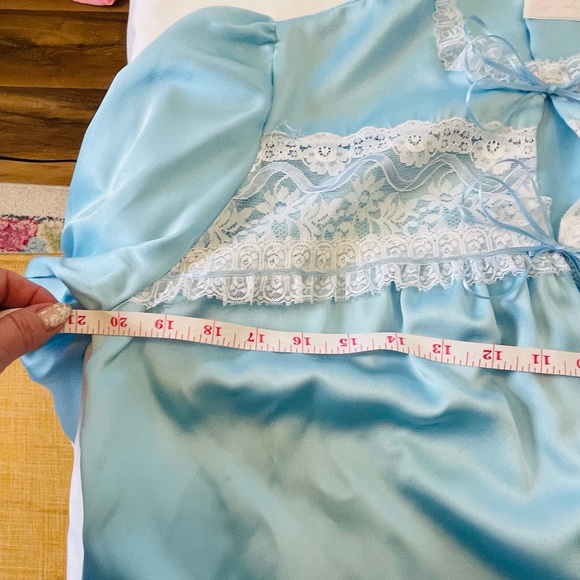 Blue satin & lace vintage retro bed jacket or robe NWOT new condition - Picture 4 of 7